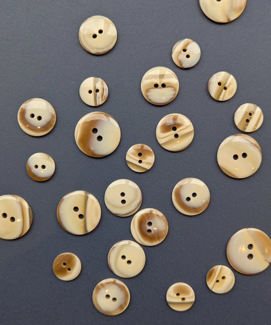 Knopf mit 2 Löchern beige-hellbraun aus Galalith in Hornoptik, ⌀ 15 mm, 20 mm, 25 mm